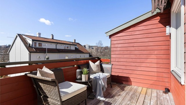 Balkongen vender mot sørvest og har gode solforhold. Det er montert markise