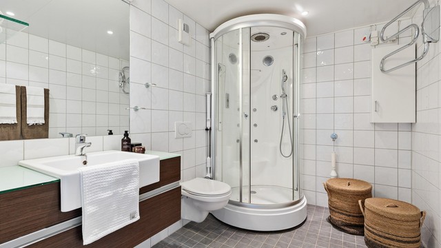 Dusjkabinett med dusjarmatur. Vegghengt toalett. Mekanisk avtrekk med ventil i vegg. Opplegg for vaskemaskin.