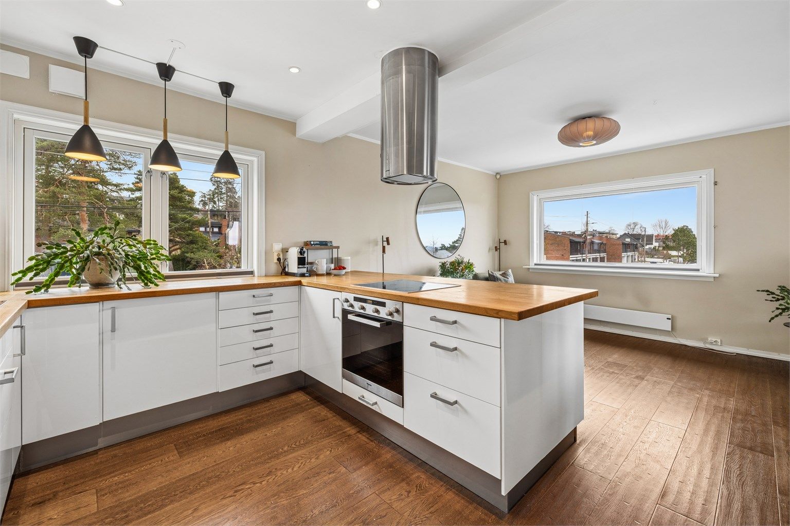 Den praktiske kjøkkenøya gir ekstra arbeidsflate og en naturlig soneinndeling mot stuen.