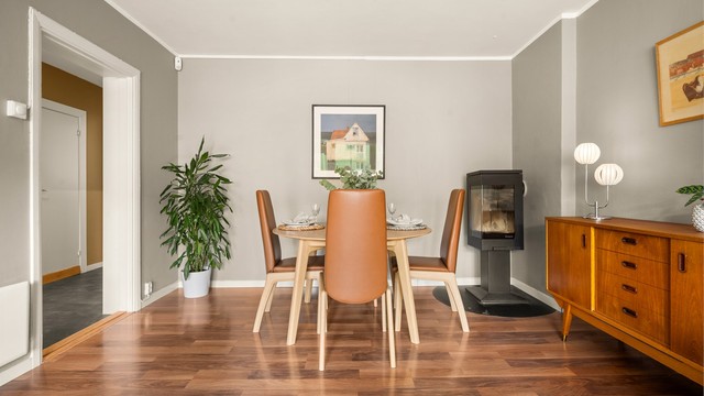 Peisovnen i stuen gir ekstra varme og en hyggelig stemning.