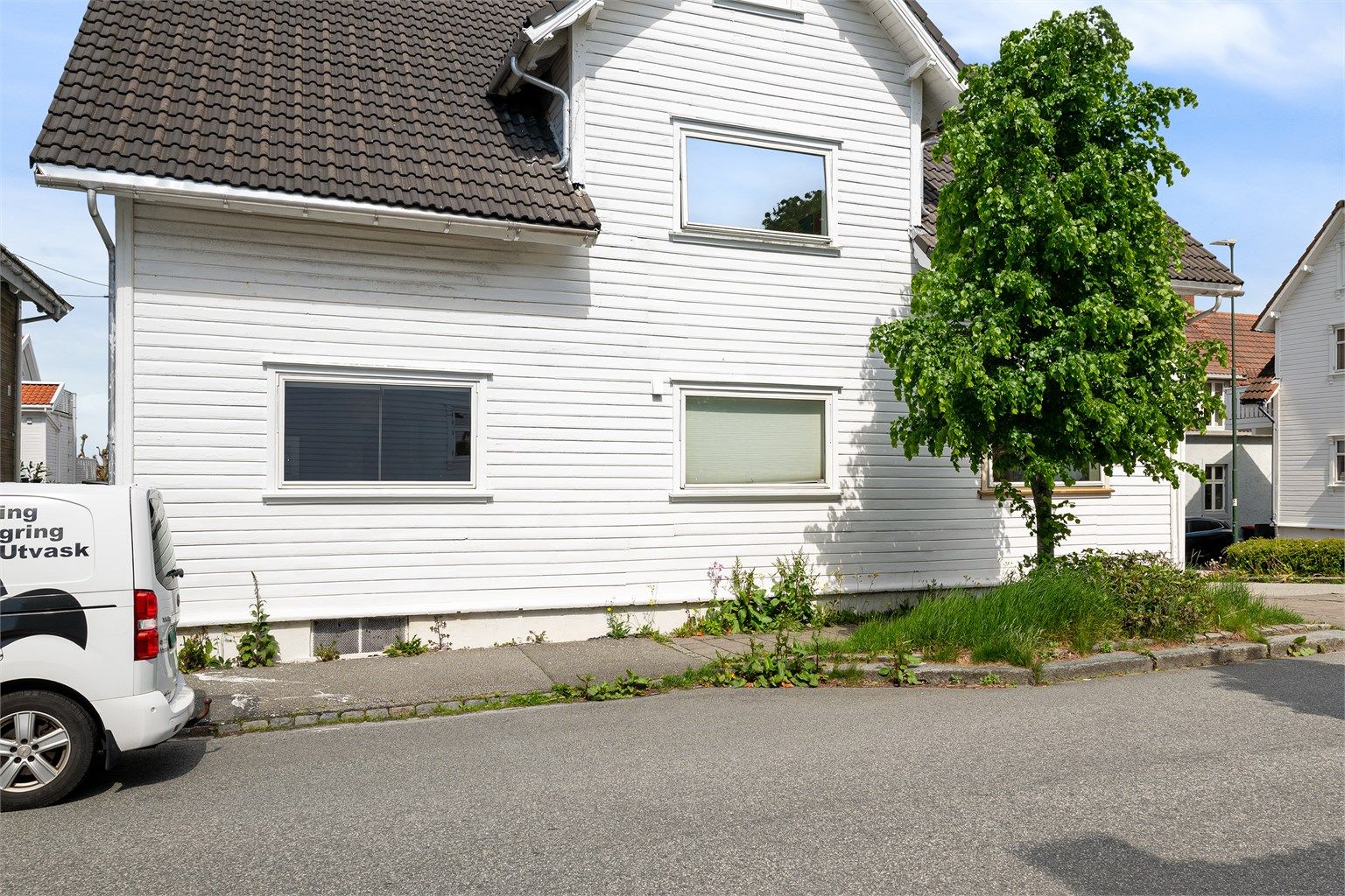 Leiligheten er i 1.etg, og det er tilhørende bod i kjelleretasjen