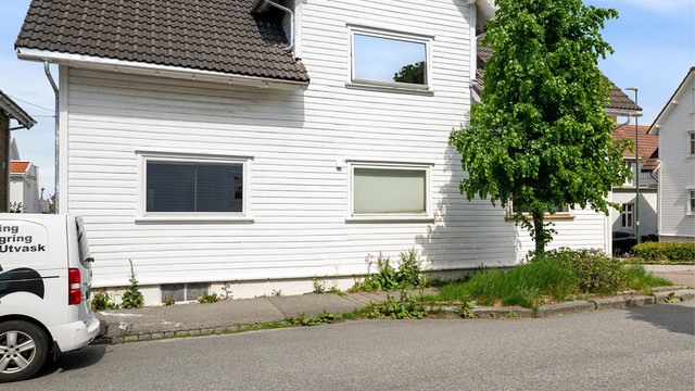 Leiligheten er i 1.etg, og det er tilhørende bod i kjelleretasjen