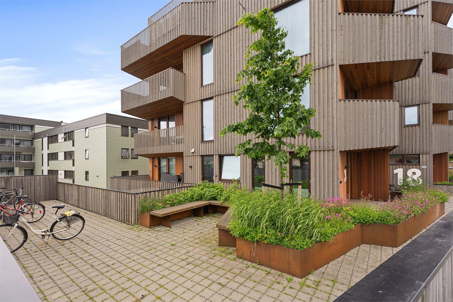 Sameiet har sykkelparkering, sittegruppe og takterrasse