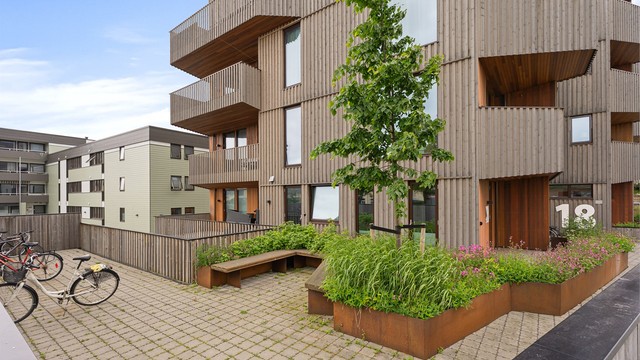 Sameiet har sykkelparkering, sittegruppe og takterrasse