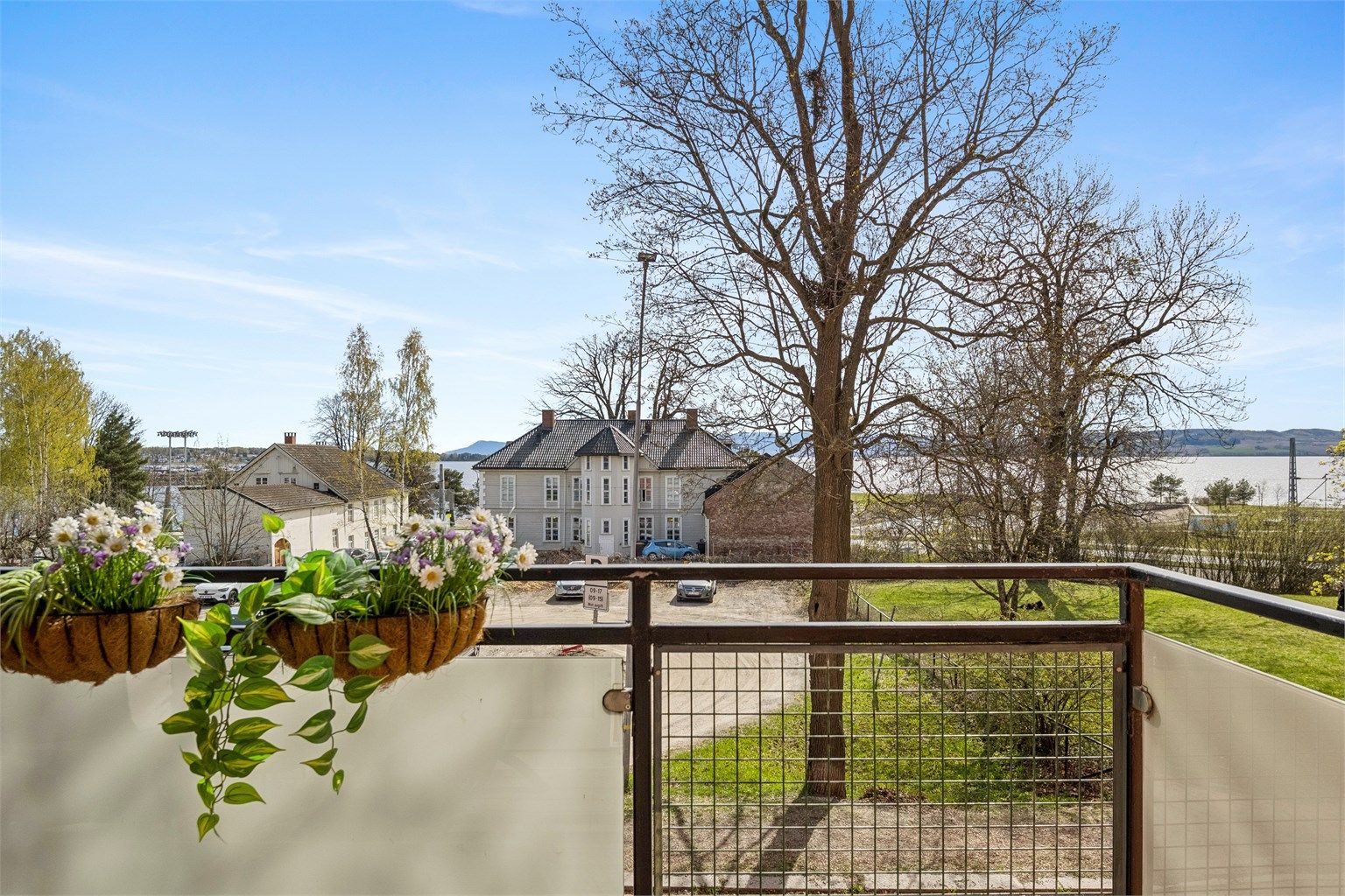 Leiligheten har en solrik balkong med nydelig utsikt. Foto: EFKT v/Jonas Hasselgren