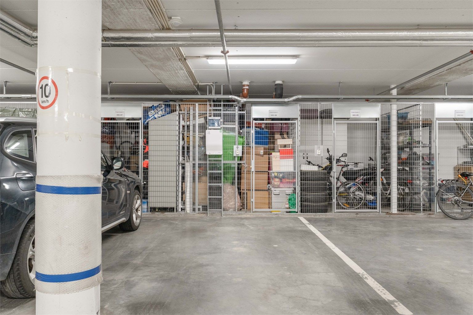 Leiligheten disponerer en garasjeplass og en bod på 5 m² i kjeller, i tillegg til den innvendige boden.