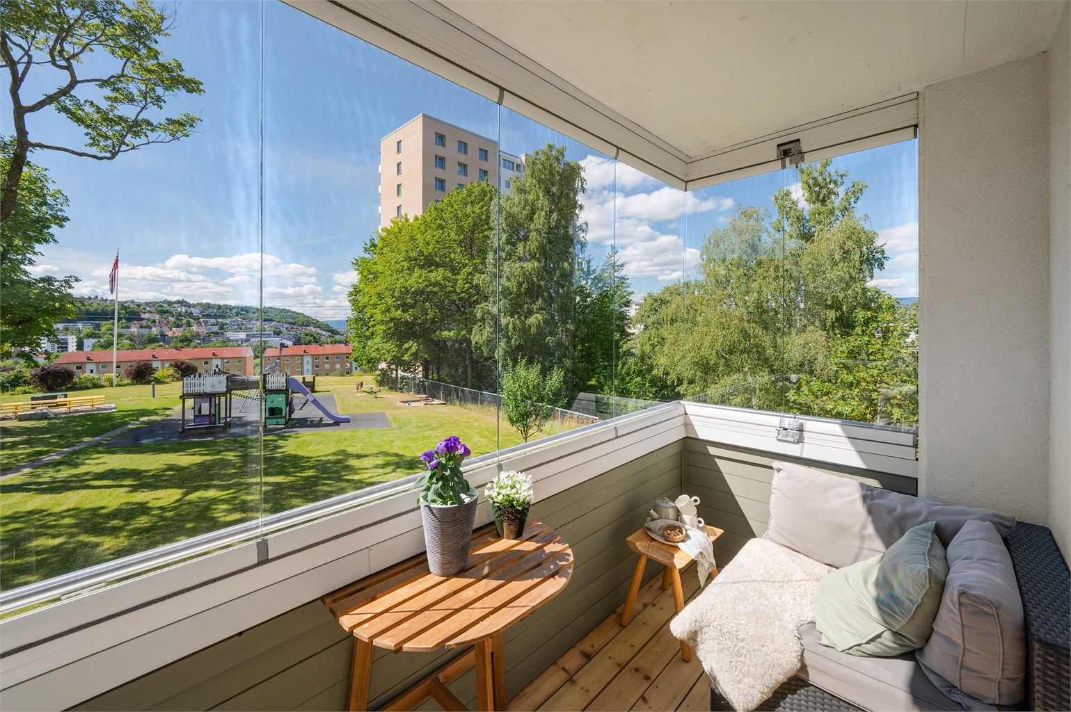 Velkommen til Arnljot Gellines vei 35! En lys og gjennomgående 4-roms med fantastisk utsikt. Foto: Peter Futo.