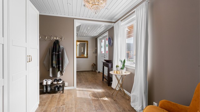 Romslig entré med garderobeskap