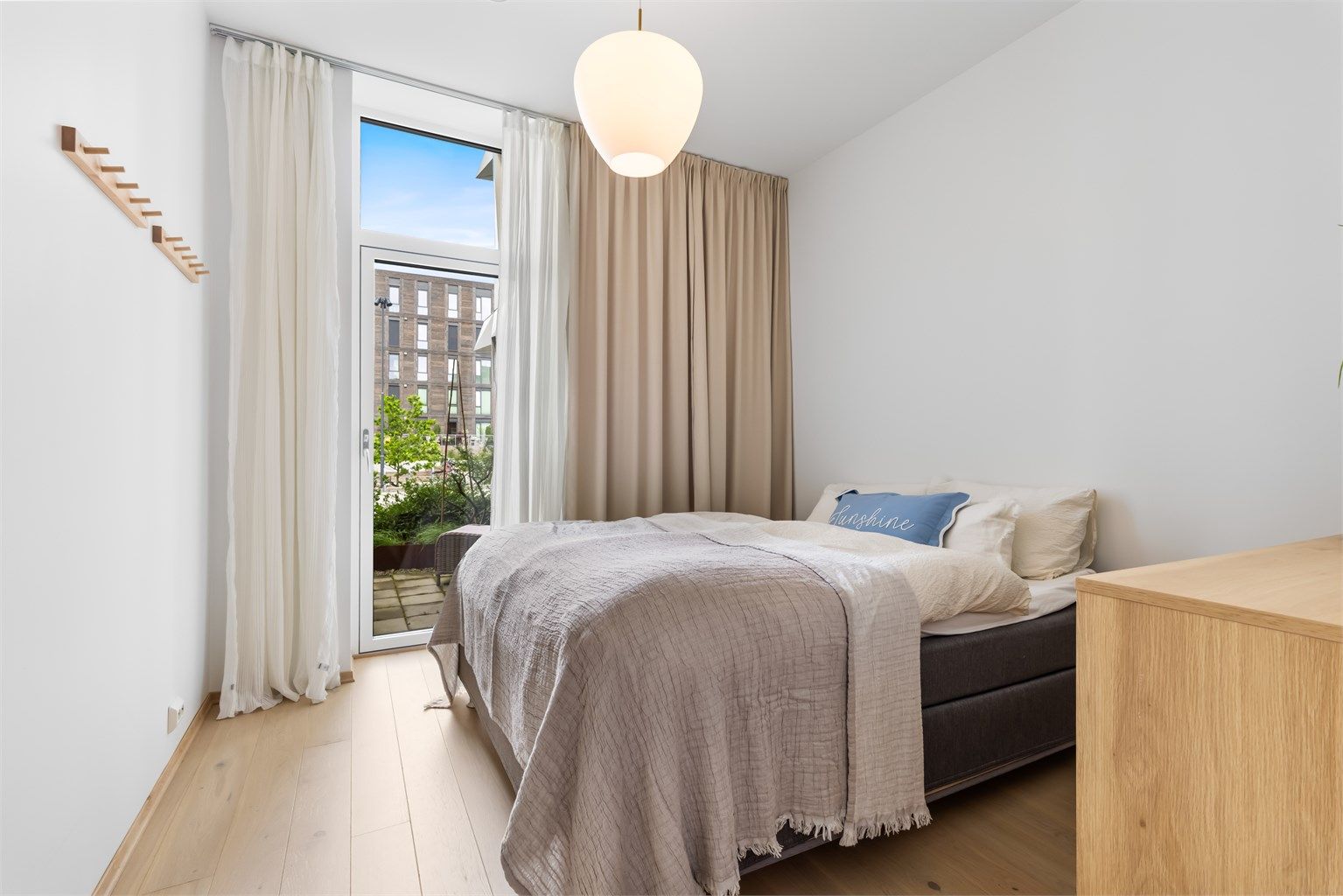 Det andre soverommet har utgang til en egen, usjenert uteplass på 7 m².