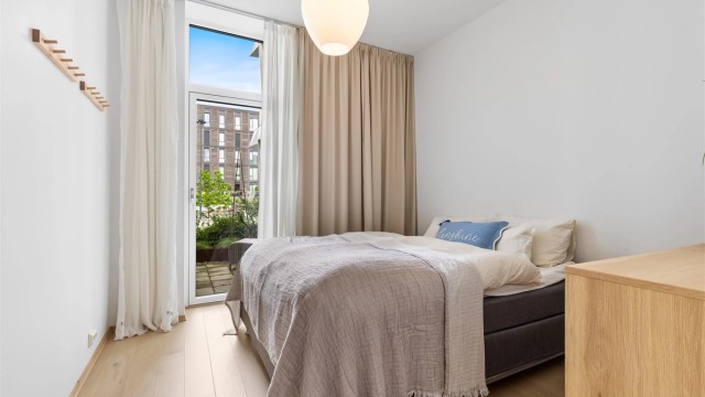 Det andre soverommet har utgang til en egen, usjenert uteplass på 7 m².