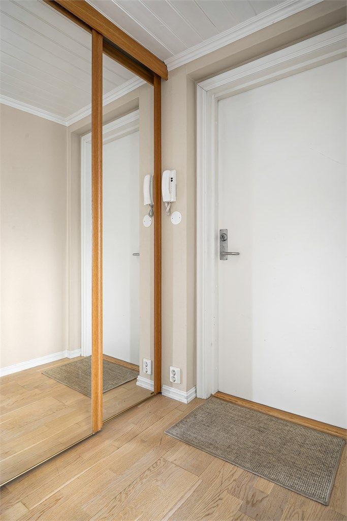 Entré med dørcallinganlegg og skyvedørsgarderobe.