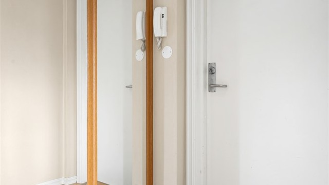 Entré med dørcallinganlegg og skyvedørsgarderobe.
