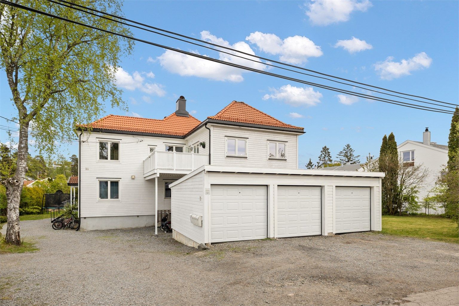 Vangen 11 ligger solrikt til i et populært villaområde sentralt på Nordstrand. Lite gjennomfartstrafikk og umiddelbar nærhet til Nordstrand Arena ("Niffen") og kort vei til fritidstilbud, barnehager og skoler. Egen stor hage og egen garasje med elbillader