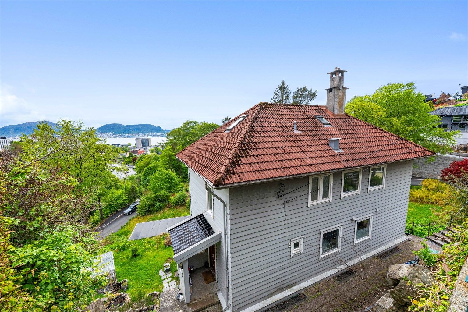 Bygningen fra 1936 har en klassisk trekonstruksjon med valmtak tekket med takstein.