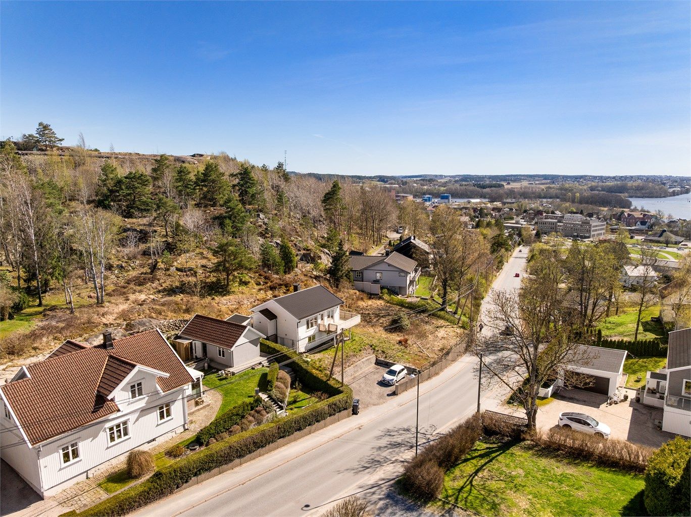 Beliggenheten er av det luftige slaget, i vestvendt terreng over Greåker og Glomma. Fotograf; Kristoffer Kristiansen.