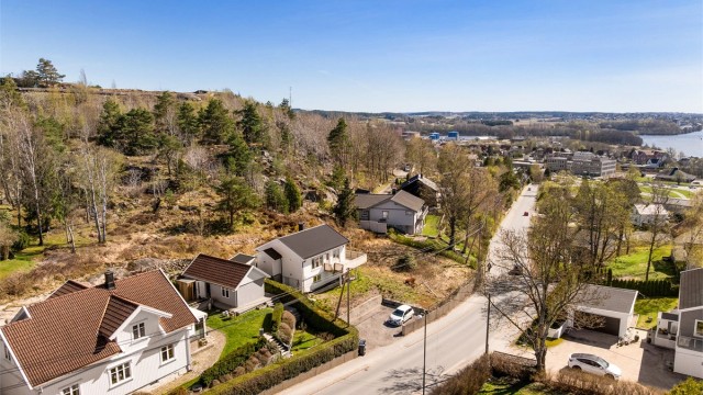 Beliggenheten er av det luftige slaget, i vestvendt terreng over Greåker og Glomma. Fotograf; Kristoffer Kristiansen.