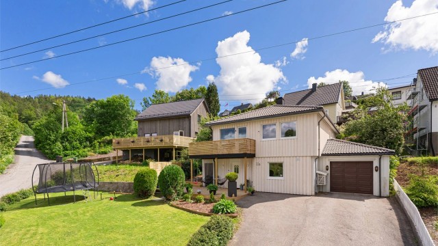 Velkommen til Åsvegen 11 B - En romslig enebolig med stor og solrik tomt og sentral beliggenhet på Vikeland.