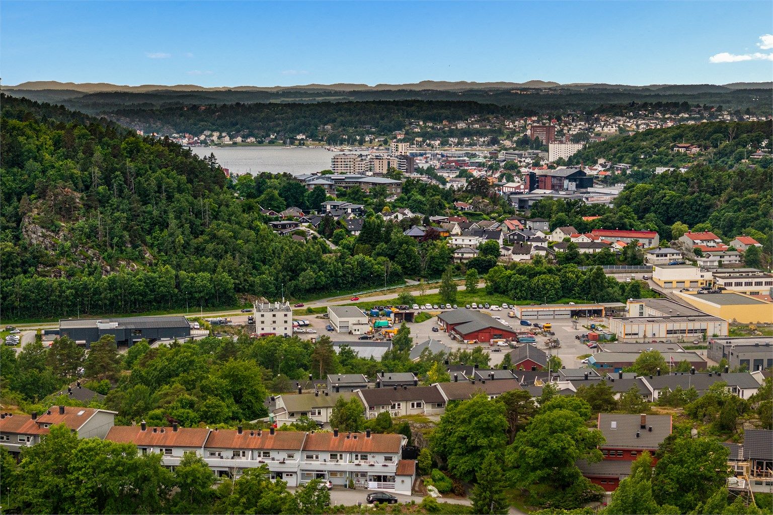 Her bor du i populære og barnevennlige omgivelser med kort avstand til skoler, barnehager, lekeplass og fritidsaktiviteter. Flere matbutikker finnes i nærområdet. Det er cirka 3 km til sentrum. 