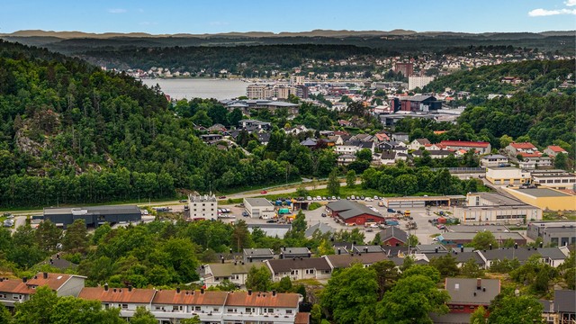 Her bor du i populære og barnevennlige omgivelser med kort avstand til skoler, barnehager, lekeplass og fritidsaktiviteter. Flere matbutikker finnes i nærområdet. Det er cirka 3 km til sentrum.