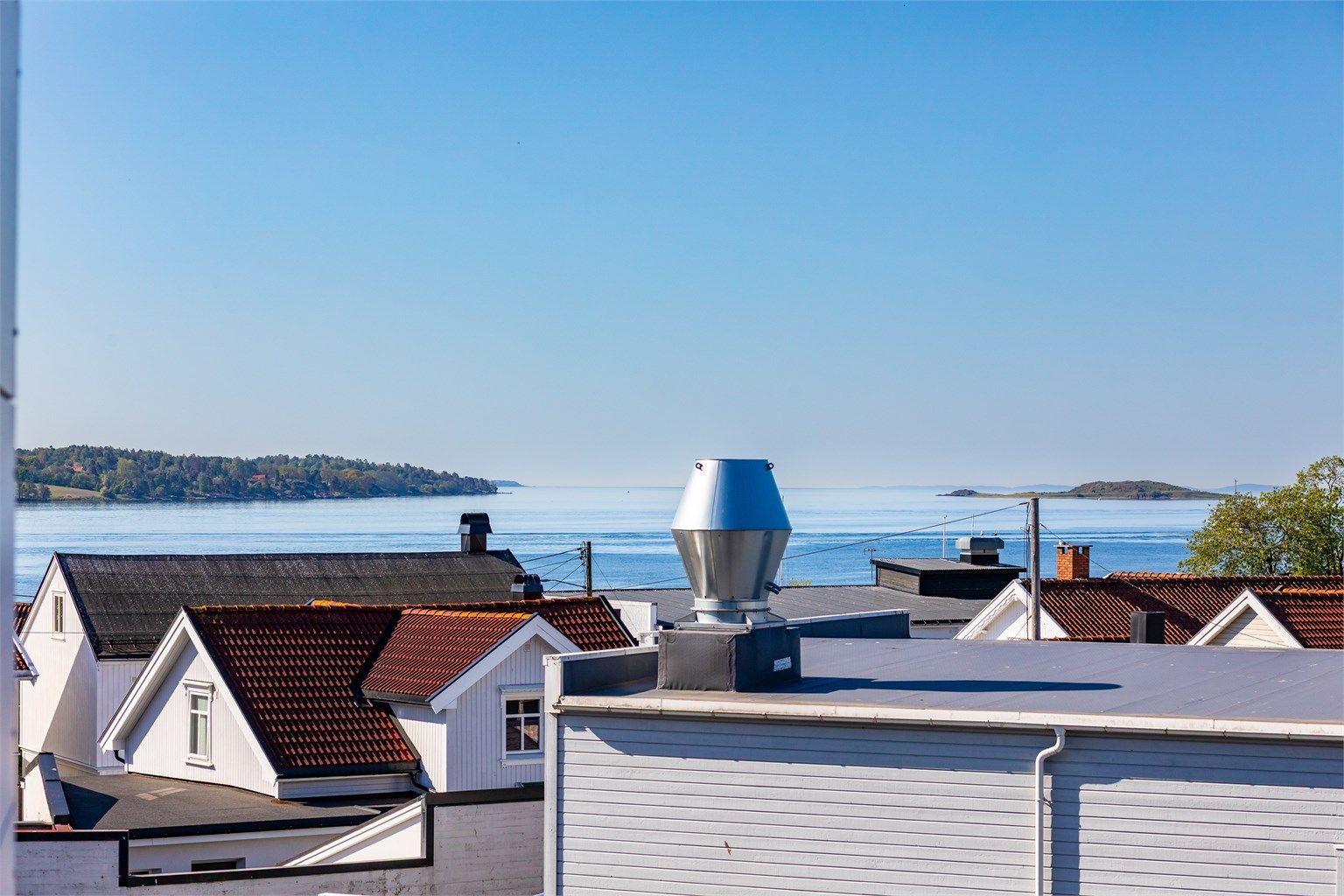 Langstrakt utsikt til Oslofjorden - sett fra verandaen og fremhevet med zoom.