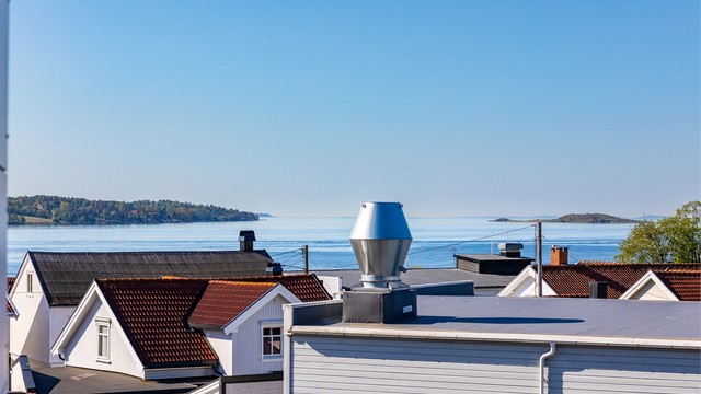 Langstrakt utsikt til Oslofjorden - sett fra verandaen og fremhevet med zoom.