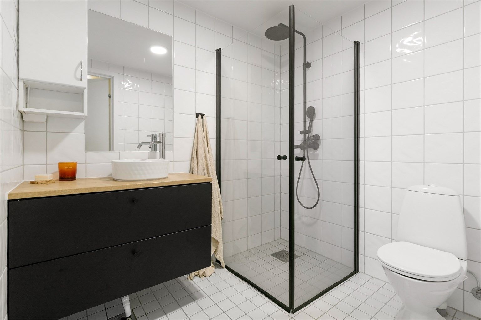 Badet har gulvvarme og nyere innredning.