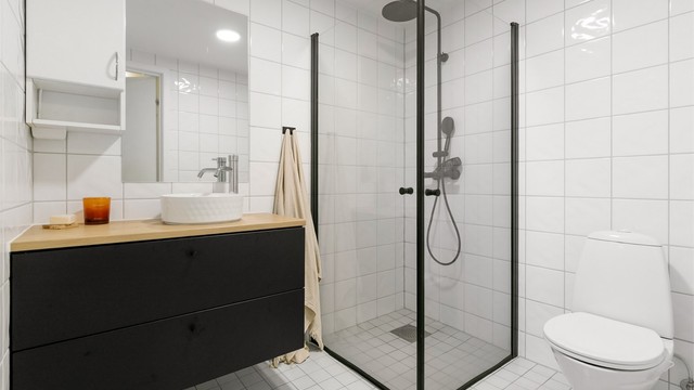 Badet har gulvvarme og nyere innredning.