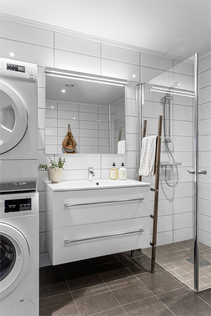  Nedsenket dusjsone i hjørnet med innfellbare glassdører. Opplegg for vaskemaskin og tørketrommel.