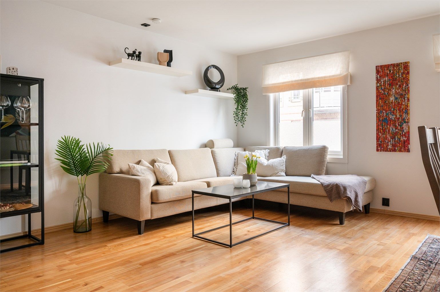 En romslig 2-roms med attraktiv beliggenhet, felles takterrasse mm