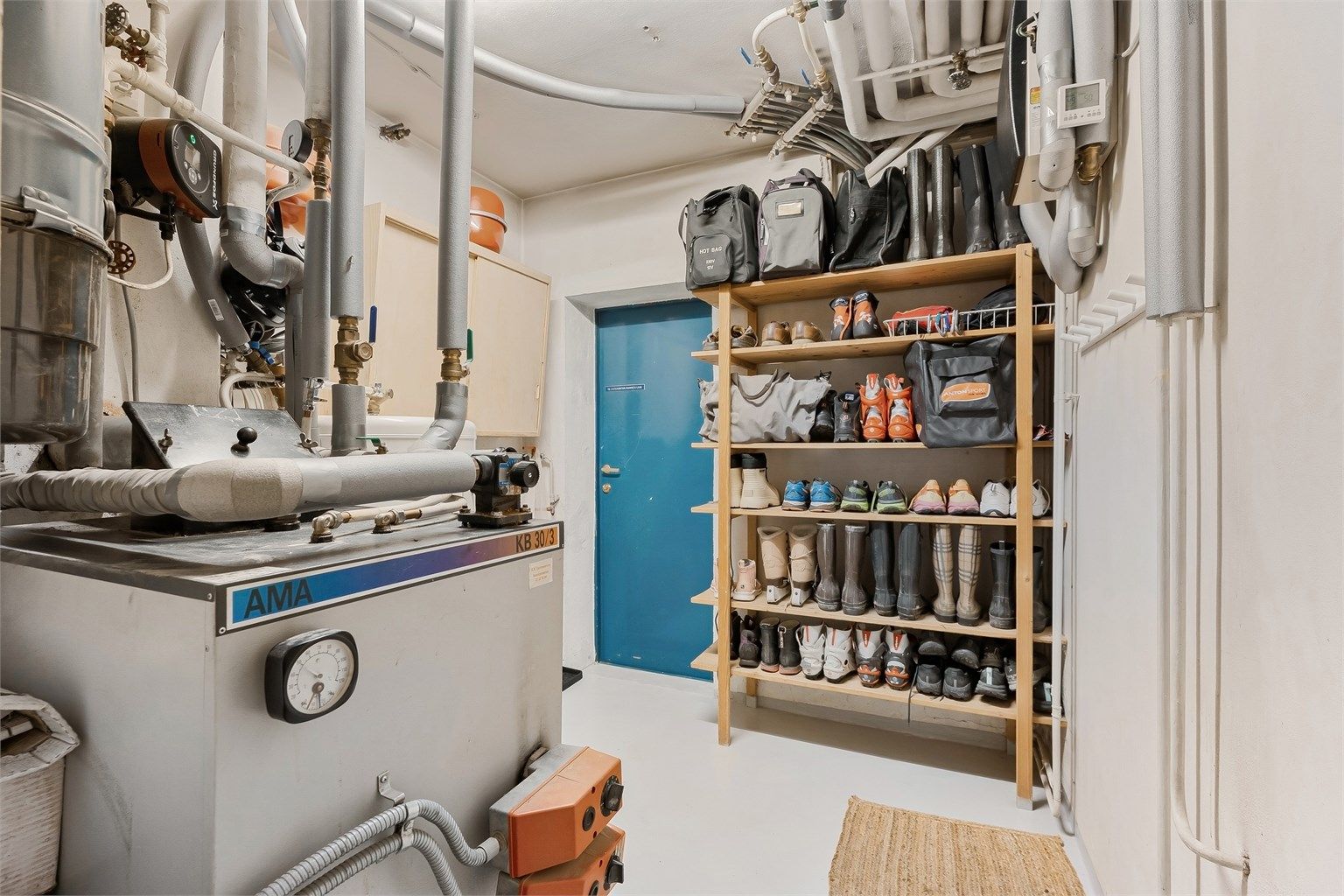 Fyrrom med varmesentral for det vannbårne varmeanlegget.