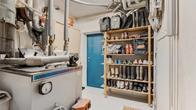 Fyrrom med varmesentral for det vannbårne varmeanlegget.