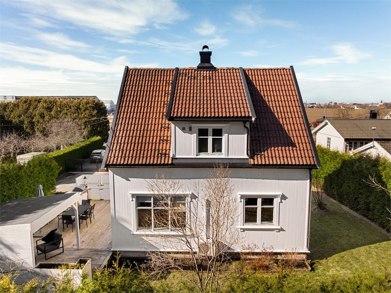 I tillegg til innvendig oppussing er boligen oppgradert også utvendig. Yttertaket ble lagt om rundt 2009, ytterveggene kledd om rundt 2007-2009. Etterisolering ble samtidig utført på tre sider. Fotograf; Kristoffer Kristiansen.