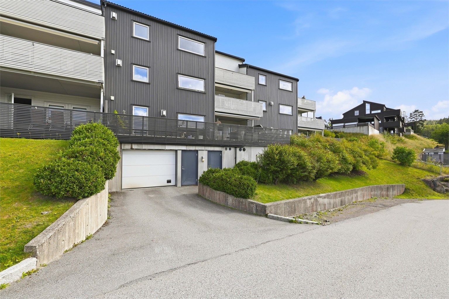Fra Gåsebyveien er det enkel innkjøring til blokkens garasjekjeller, heis opp til leilighetens etasjeplan