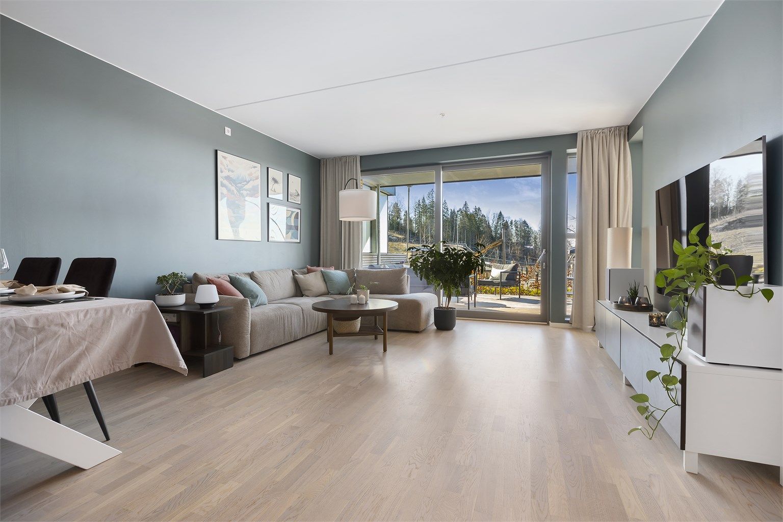  En bred skyvedør gir rikelig med lys og en sømløs overgang til den private uteplassen.