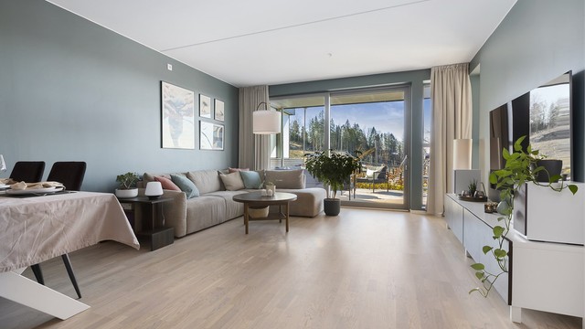 En bred skyvedør gir rikelig med lys og en sømløs overgang til den private uteplassen.