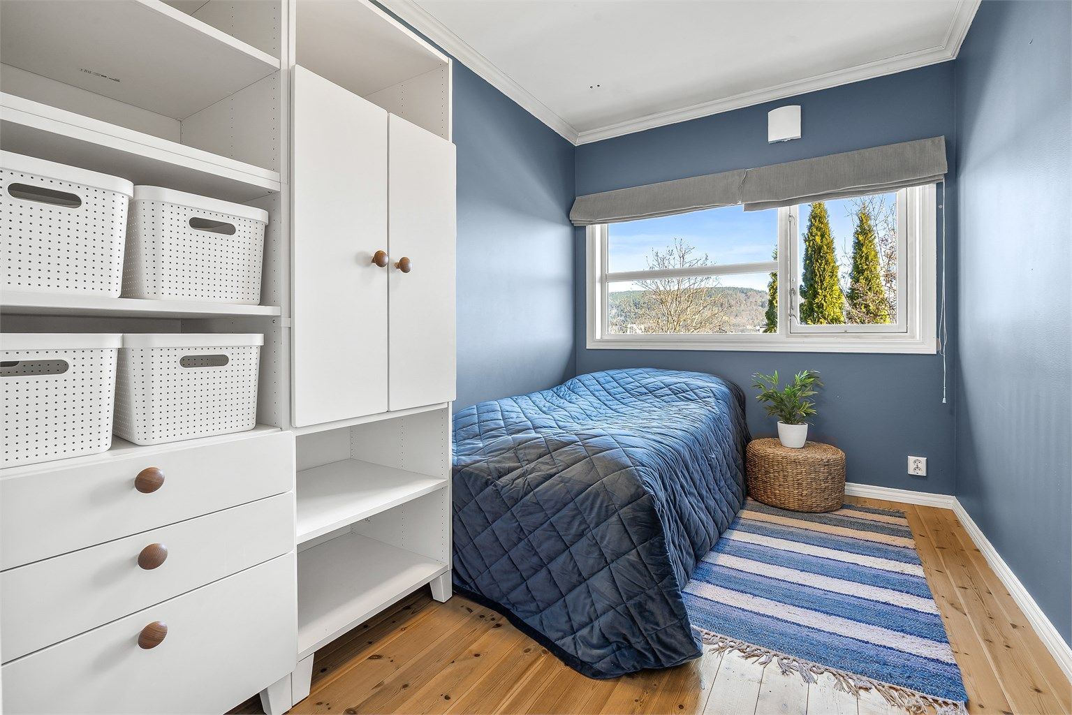 Det tredje soverommet i etasjen, også dette med gulvbord av tre og gode garderobemuligheter.