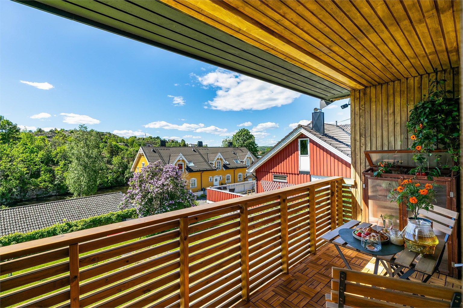 På den lune verandaen sitter du orientert mot solens gang fra ettermiddag til kveld.