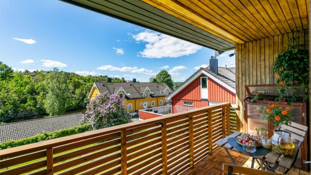 På den lune verandaen sitter du orientert mot solens gang fra ettermiddag til kveld.