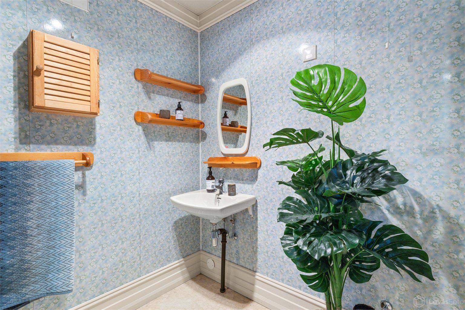 Vaskerom med vegghengt servant med ett-greps armatur og opplegg for vaskemaskin. Det er også opplegg for montering av toalett på vaskerommet