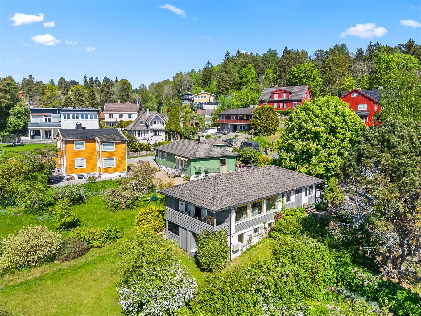 Velkommen til Tåsen Terrasse 16B, en sjarmerende enebolig over to plan med to gode uteplasser, stor hage og hybel. Presentert av Marius Dyngeland Iversen.