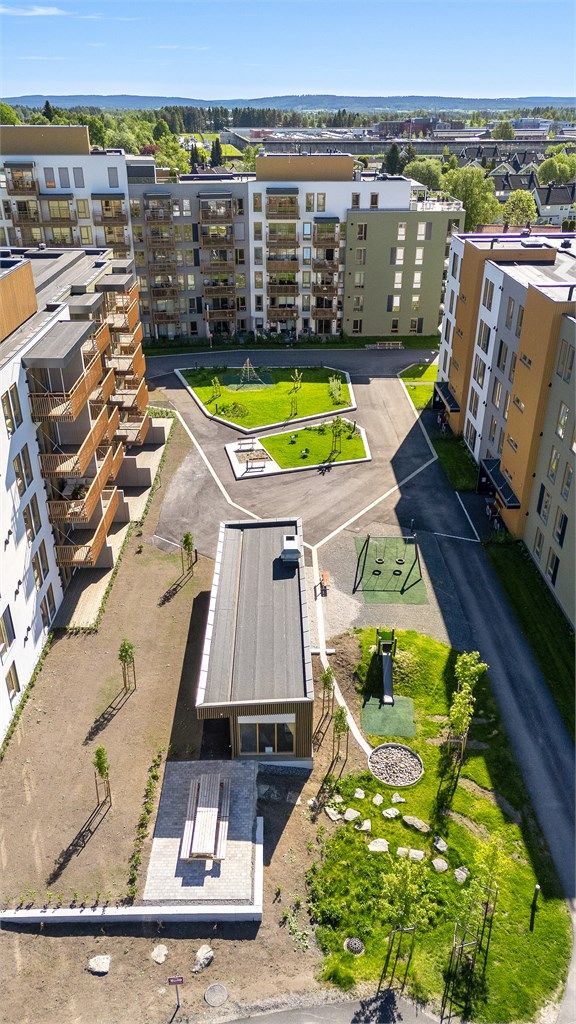 Borettslaget har felles uteområder med benker og lekeapparater.