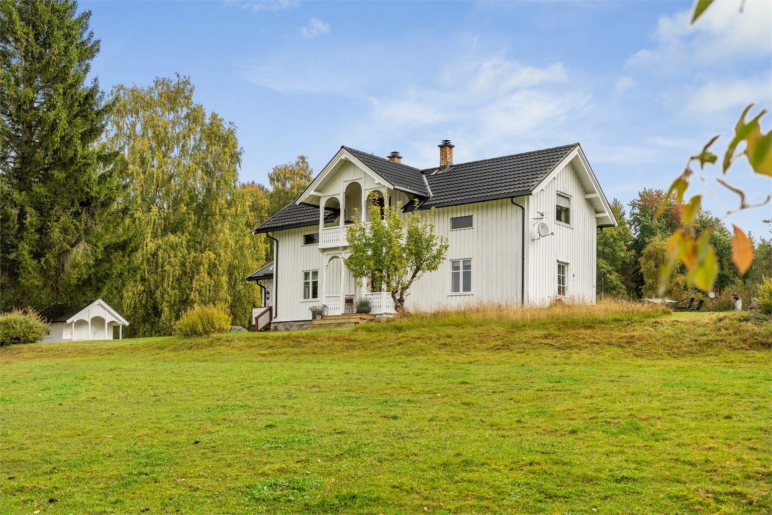 Velkommen til Brynsvegen 349! Svært sjarmerende og koselig eiendom med landlig og fredelig beliggenhet mellom Romedal og Ådalsbruk. (Foto: EFKT v/Andreas Ellingsen)