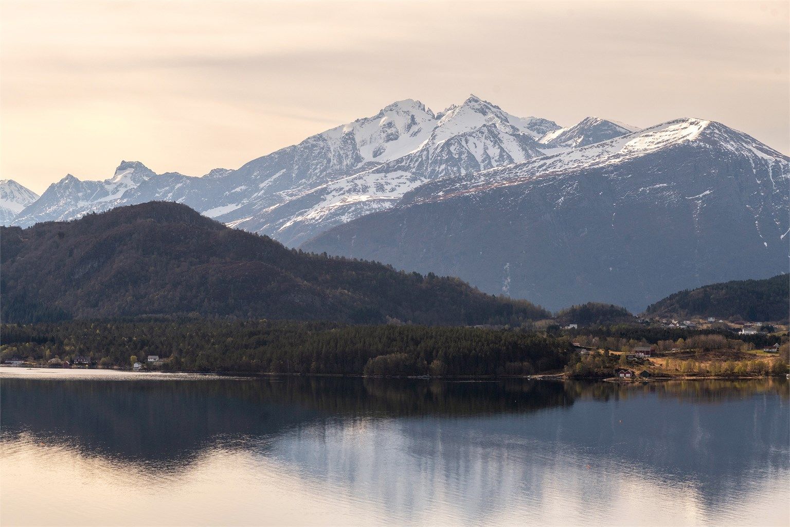 Sunnmørsalpene byr på et skiftende og vakkert skue gjennom alle årstider