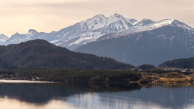 Sunnmørsalpene byr på et skiftende og vakkert skue gjennom alle årstider