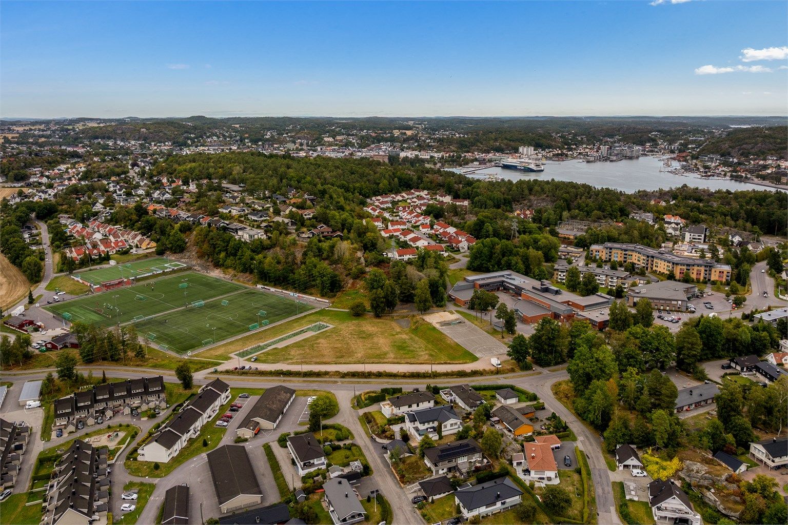 Meget solrik og attraktiv beliggenhet på populære Ranvik, med flotte tur- og fritidsmuligheter like i nærheten. Marumskogen og populære Granholmen byr på fine opplevelser for både store og små.