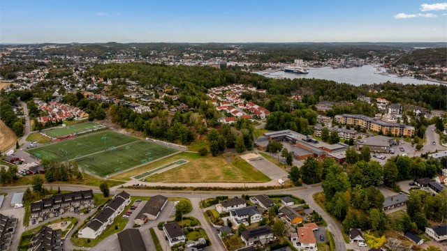 Meget solrik og attraktiv beliggenhet på populære Ranvik, med flotte tur- og fritidsmuligheter like i nærheten. Marumskogen og populære Granholmen byr på fine opplevelser for både store og små.