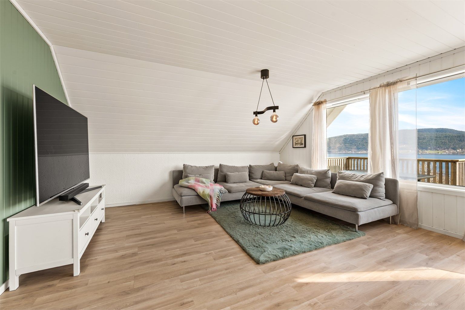 Stuen er inndelt med flere soner, har delåpen løsning mot kjøkkenet og trappeadkomst til husets over- og underetasje. 