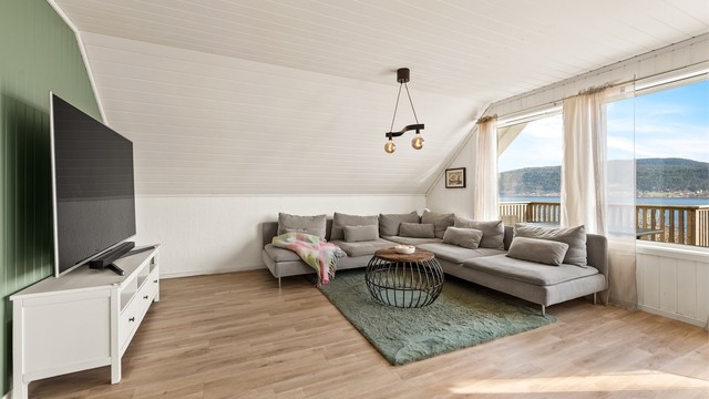 Stuen er inndelt med flere soner, har delåpen løsning mot kjøkkenet og trappeadkomst til husets over- og underetasje.