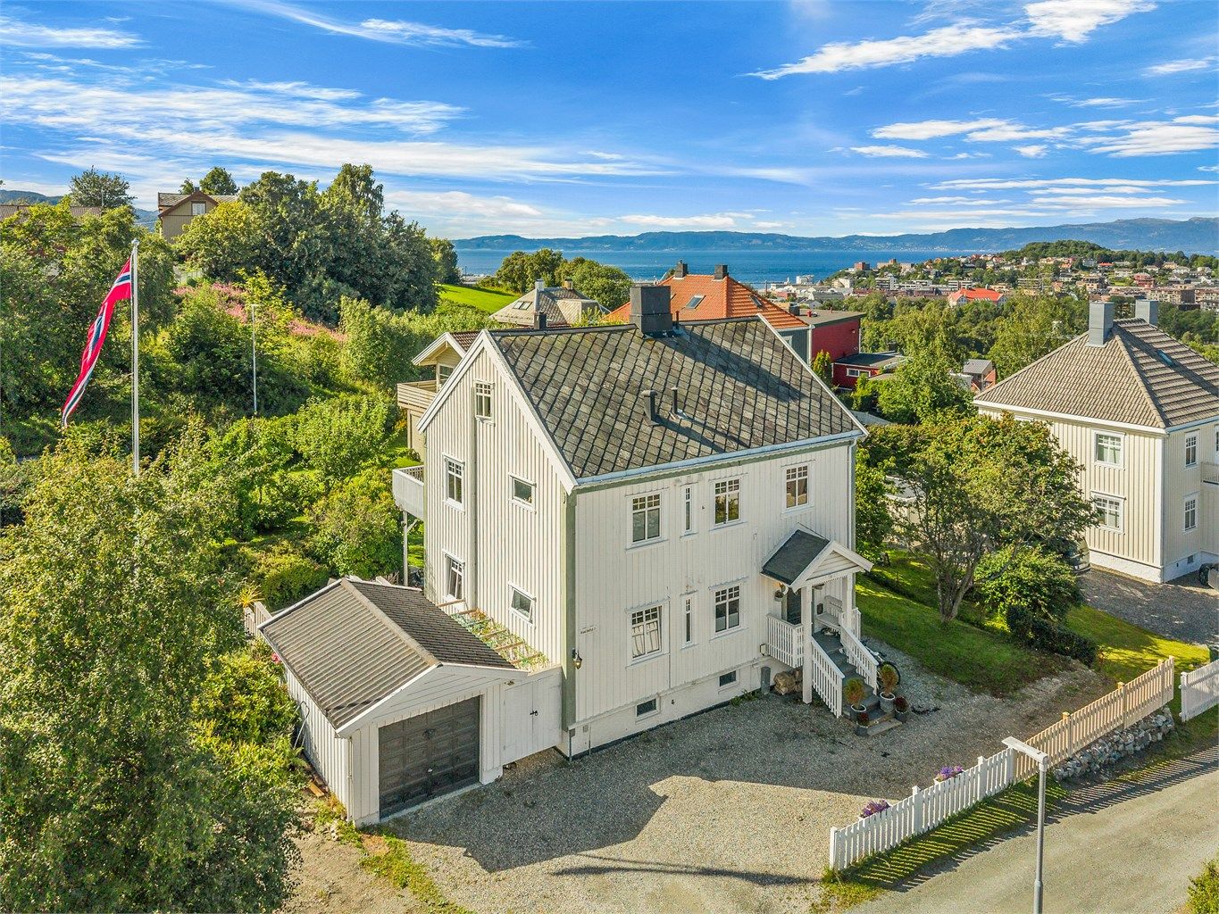 Velkommen til Brian Smiths gate 11! En innholdsrik enebolig med flott beliggenhet, stor og frodig hage samt nydelig utsikt mot fjorden.