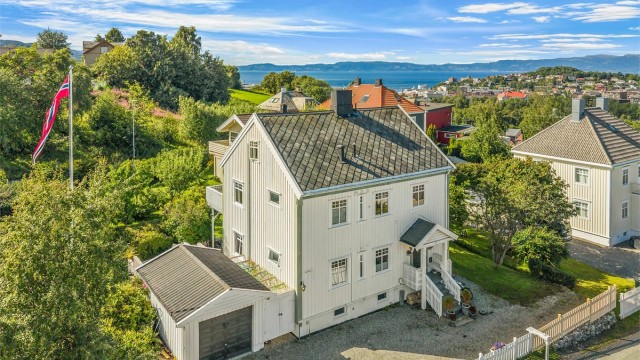Velkommen til Brian Smiths gate 11! En innholdsrik enebolig med flott beliggenhet, stor og frodig hage samt nydelig utsikt mot fjorden.